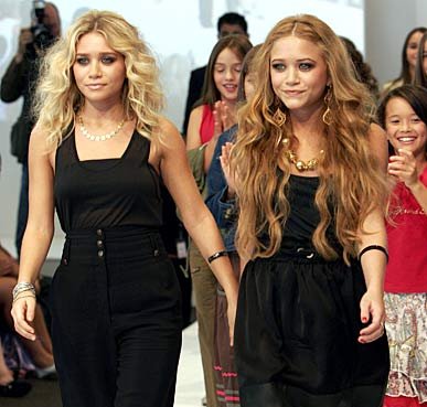Celebrity Birthdays Today on Mary Kate And Ashley Olsen   All About Celebrity In The World